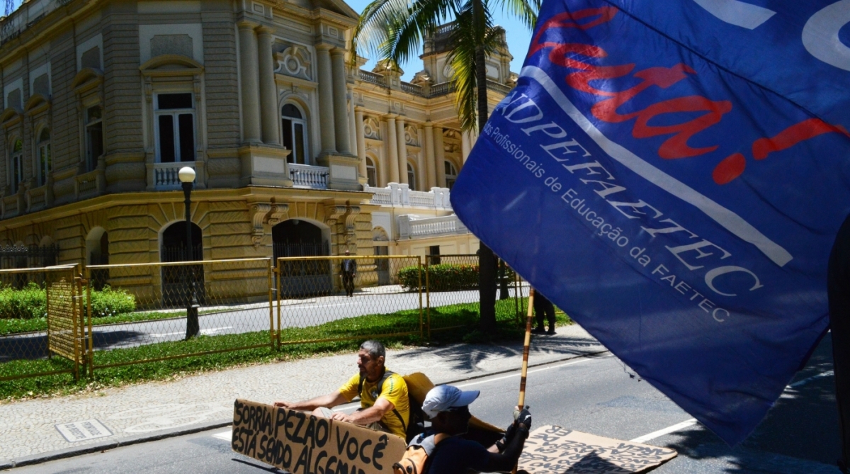 16/11/2017 - AGÊNCIA DE NOTîCIA - PARCEIRO - Muspe-Movimento Unificado dos Servidores Públicos Estaduais do Rio de Janeiro- faz potesto em frente ao Palácio Guanabara em Laranjeiras, Zona Sul do Rio, nesta quinta-feira (16)