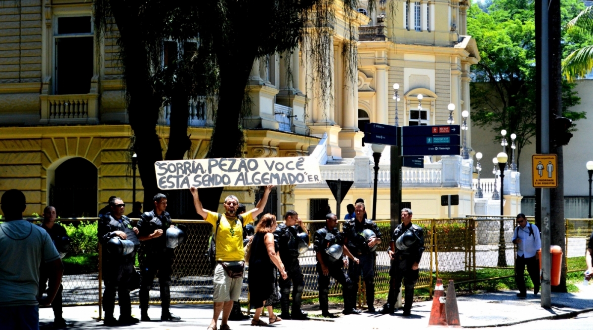 16/11/2017 - AGÊNCIA DE NOTîCIA - PARCEIRO - Muspe-Movimento Unificado dos Servidores Públicos Estaduais do Rio de Janeiro- faz potesto em frente ao Palácio Guanabara em Laranjeiras, Zona Sul do Rio, nesta quinta-feira (16)