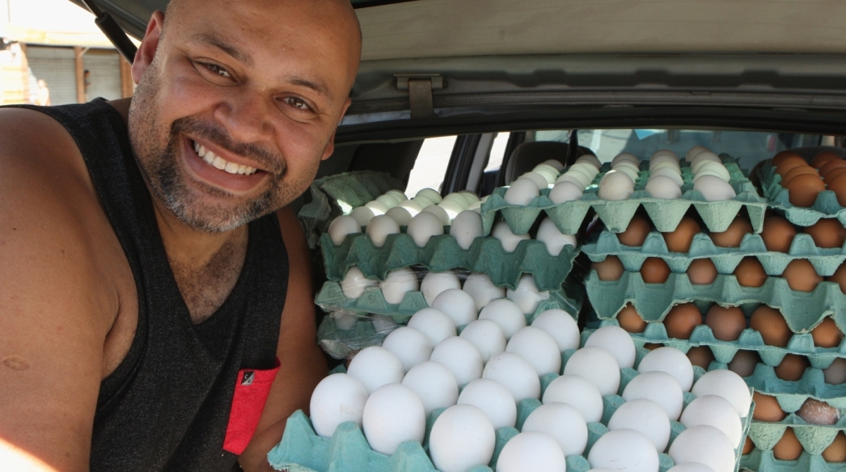 O Pastor e empreendedor, Daniel Campos Ferreira, vende ovos nas ruas de Niteroi. Personagem a esquerda,Heraldo Pereira.