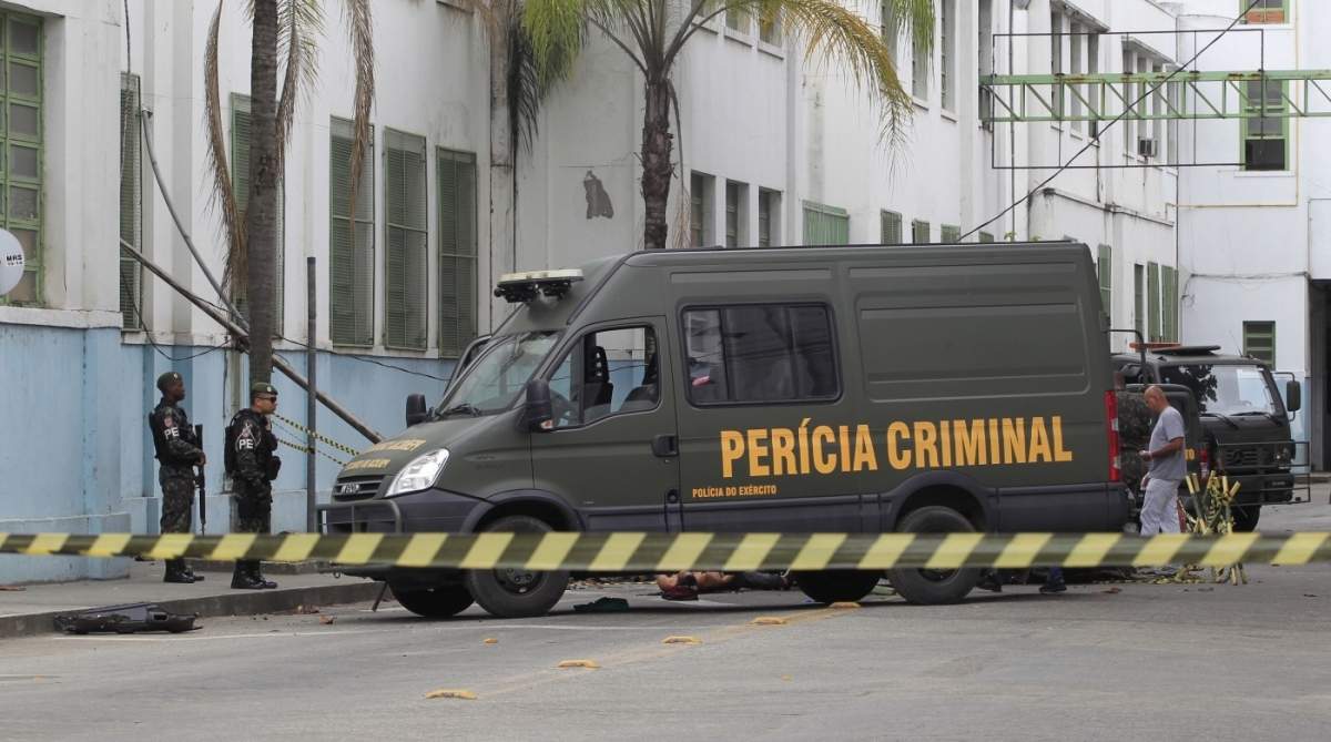 Militares do Exército fazem perícia no local onde dois suspeitos morreram após furarem bloqueio - Maíra Coelho / Agência O Dia