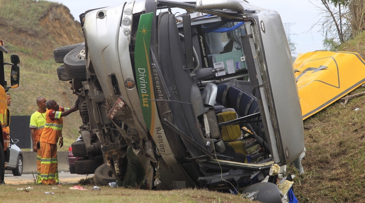 Três pessoas morreram, entre elas duas crianças, em acidente com ônibus de turismo em Paracambi - FOTOS Maira Coelho