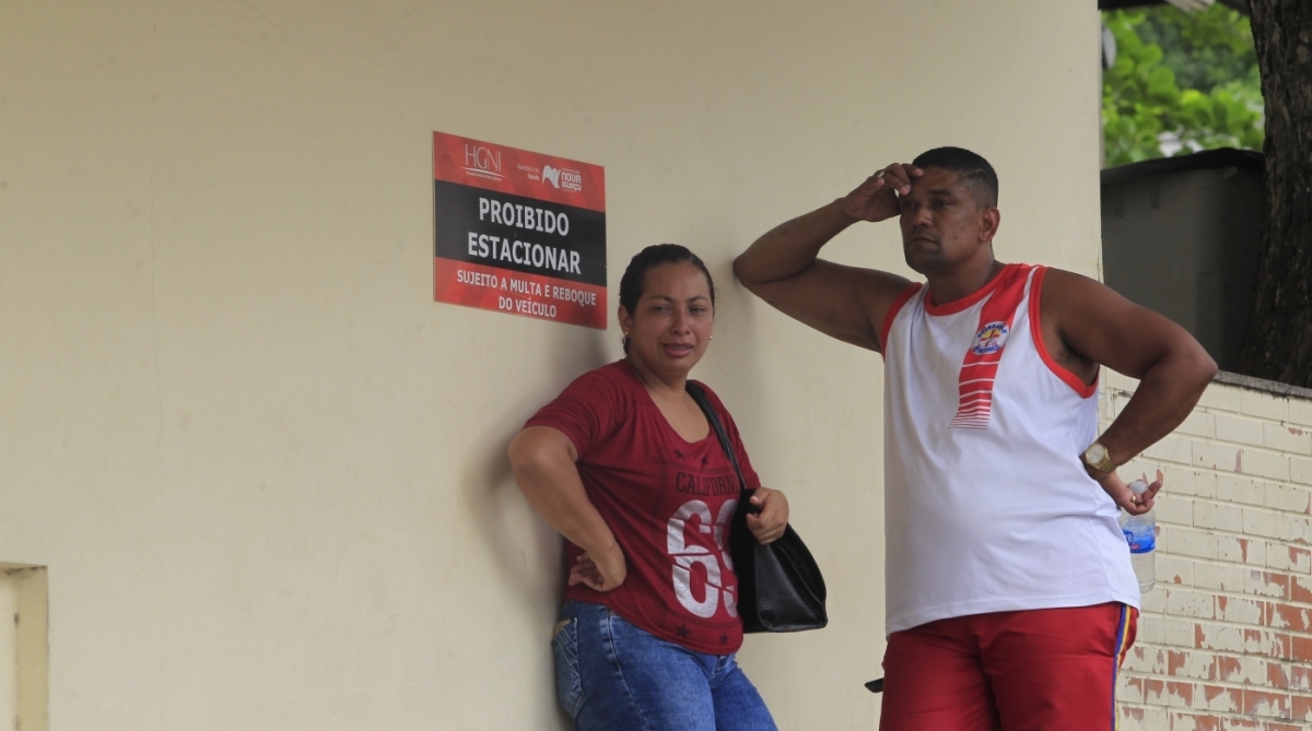 19/11/2017 - Cristiano Fontes e a esposa Sandra Silva sao parentes de 3 vitimas do acidente com onibus da empresa Divina Luz Capotou na subida da serra das Araras, em Paracambi, deixando 3 mortos e 36 feridos. O Onibus seguia de Duque de Caxias para Paracambi. Foto - Maíra Coelho / Agência O Dia. Cidade, Crime, Acidente, Mortes, Dutra, Transito,