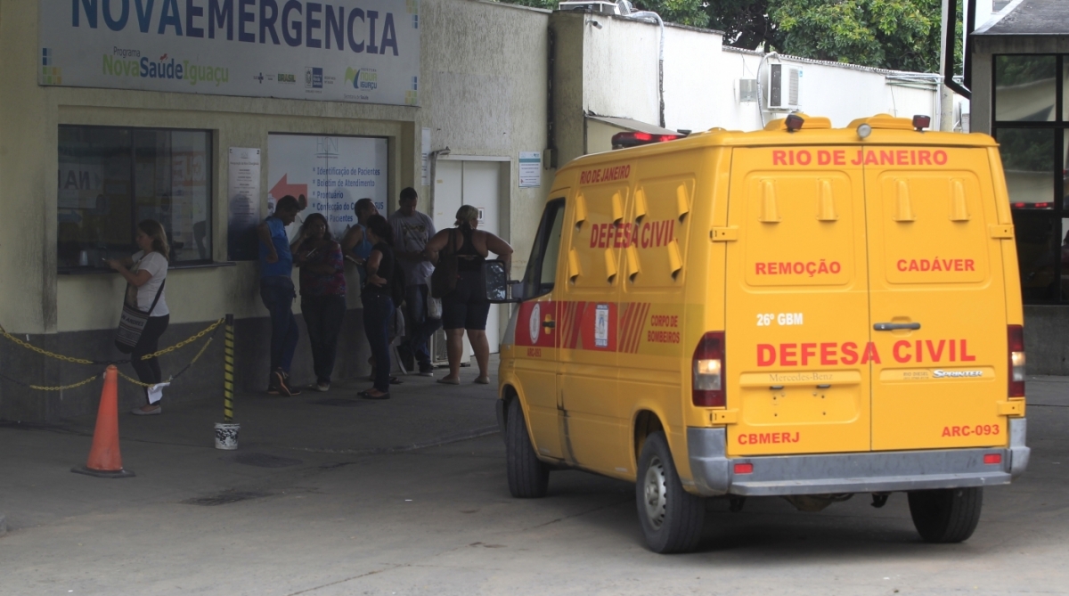 2017-11-19 - Emergencia do Hospital da Posse em Nova Iguacu, que recebeu as vitimas do acidente com onibus da empresa Divina Luz, que Capotou na subida da serra das Araras, em Paracambi, deixando 3 mortos e 36 feridos. O Onibus seguia de Duque de Caxias para Paracambi. Foto - Maíra Coelho / Agência O Dia. Cidade, Crime, Acidente, Mortes, Dutra, Transito,