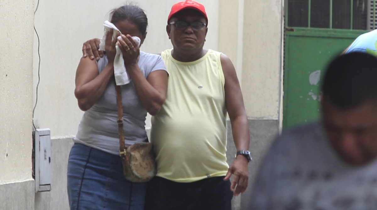 19/11/2017 - Ivaldo Batista dos Santos acompanha a cunhada apos saber que o neto morreu, ele tinha 8 parentes nesse onibus da empresa Divina Luz Capotou na subida da serra das Araras, em Paracambi, deixando 3 mortos e 36 feridos. O Onibus seguia de Duque de Caxias para Paracambi. Foto - Maíra Coelho / Agência O Dia. Cidade, Crime, Acidente, Mortes, Dutra, Transito,