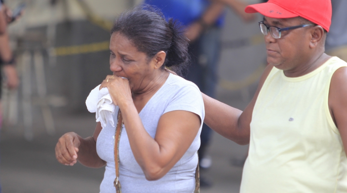 19/11/2017 - Ivaldo Batista dos Santos acompanha a cunhada apos saber que o neto morreu, ele tinha 8 parentes nesse onibus da empresa Divina Luz Capotou na subida da serra das Araras, em Paracambi, deixando 3 mortos e 36 feridos. O Onibus seguia de Duque de Caxias para Paracambi. Foto - Maíra Coelho / Agência O Dia. Cidade, Crime, Acidente, Mortes, Dutra, Transito,