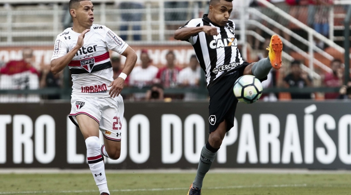 SP - BRASILEIRÃO/SÃO PAULO X BOTAFOGO - ESPORTES - Marcos Guilherme , do São Paulo, disputa lance com Arnaldo, do Botafogo, durante partida válida pela 36ª rodada do Campeonato Brasileiro 2017 no Estádio do Pacaembu, em São Paulo, neste domingo (19).