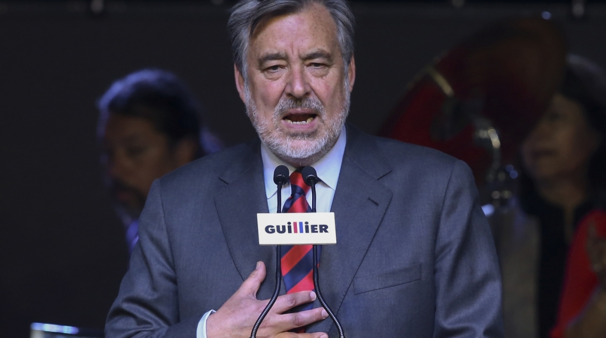 Chilean presidential candidate for the ruling New Majority coalition Alejandro Guillier  speaks at the end of the elections at the party headquarters in Santiago de Chile on November 19, 2017.
Billionaire conservative Sebastian Pinera and leftist former TV journalist Alejandro Guillier will contest a runoff second round in Chile's presidential election next month, officials said Sunday. / AFP PHOTO / CLAUDIO REYES
      Caption