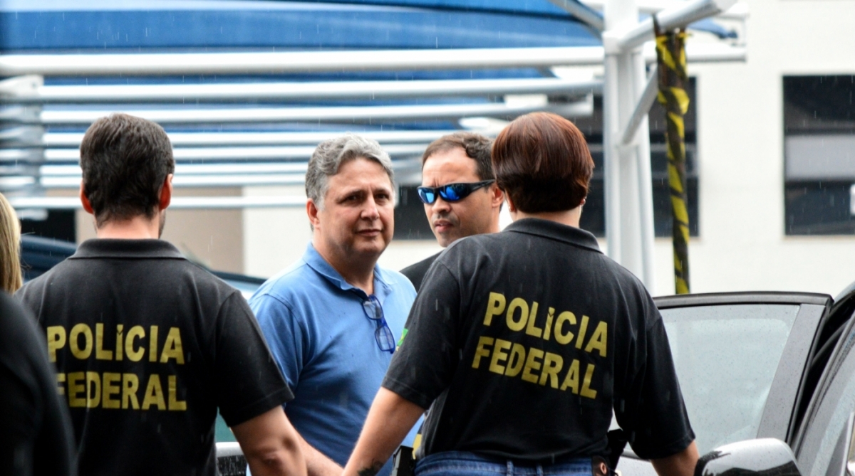 AG&Ecirc;NCIA DE NOT&Iacute;CIAS - PARCEIRO - O ex-governador do Rio, Anthony Garotinho, preso na manh&atilde; desta quarta-feira (22), deixando a sede da Pol&iacute;cia Federal, na Pra&ccedil;a Mau&aacute;, em dire&ccedil;&atilde;o ao IML Afr&acirc;nio Peixoto, na Leopoldina, para fazer exame de corpo de delito. Foto: Paulo Carneiro/Parceiro/Ag&ecirc;ncia O Dia