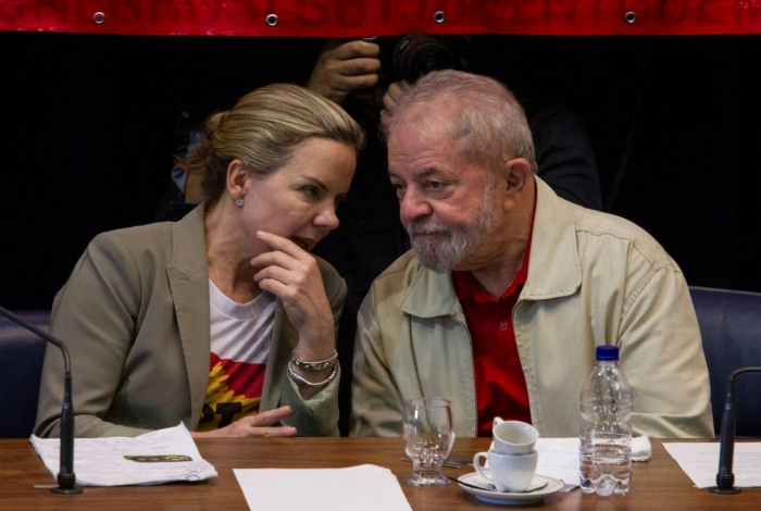 Senadora Gleisi Hoffmann e Lula foram denunciados nesta segunda-feira pela PGR