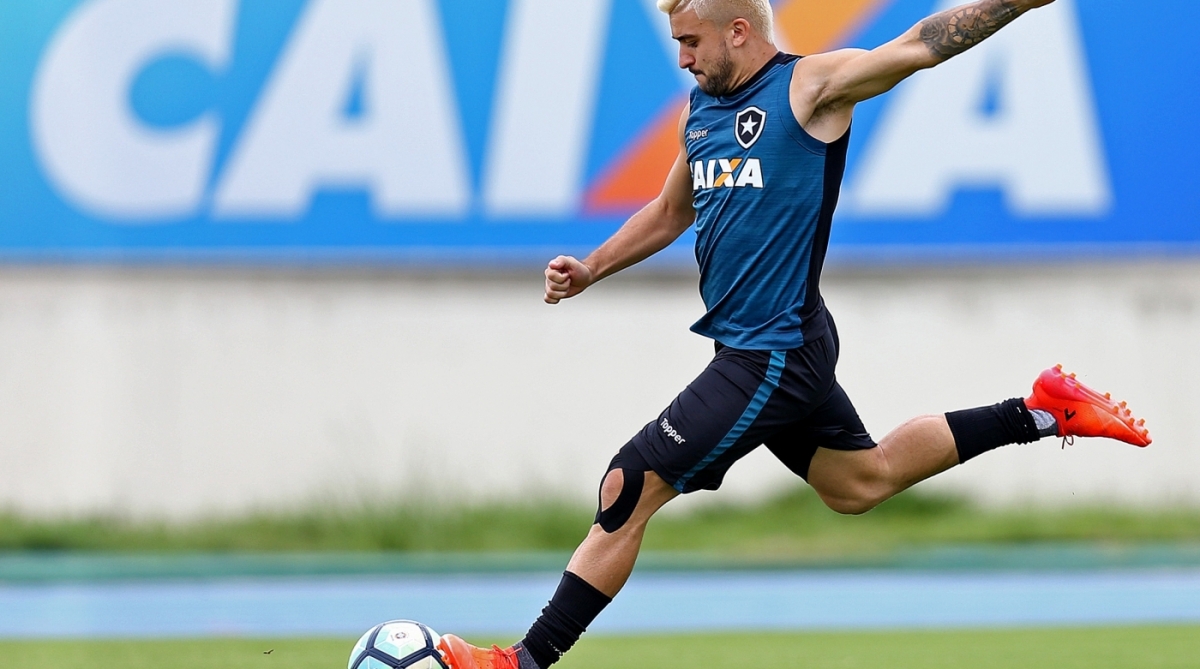 Em ritmo de despedida, Victor Luis volta contra o Cruzeiro 