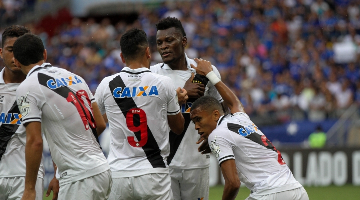 Paulão (de frente) foi preciso e encheu de esperanças o torcedor cruzmaltino nesta reta final