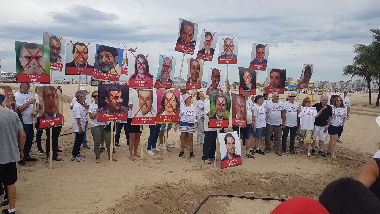 Manifestantes se reuniram nas areias da Praia de Copacabana - Divulgação 