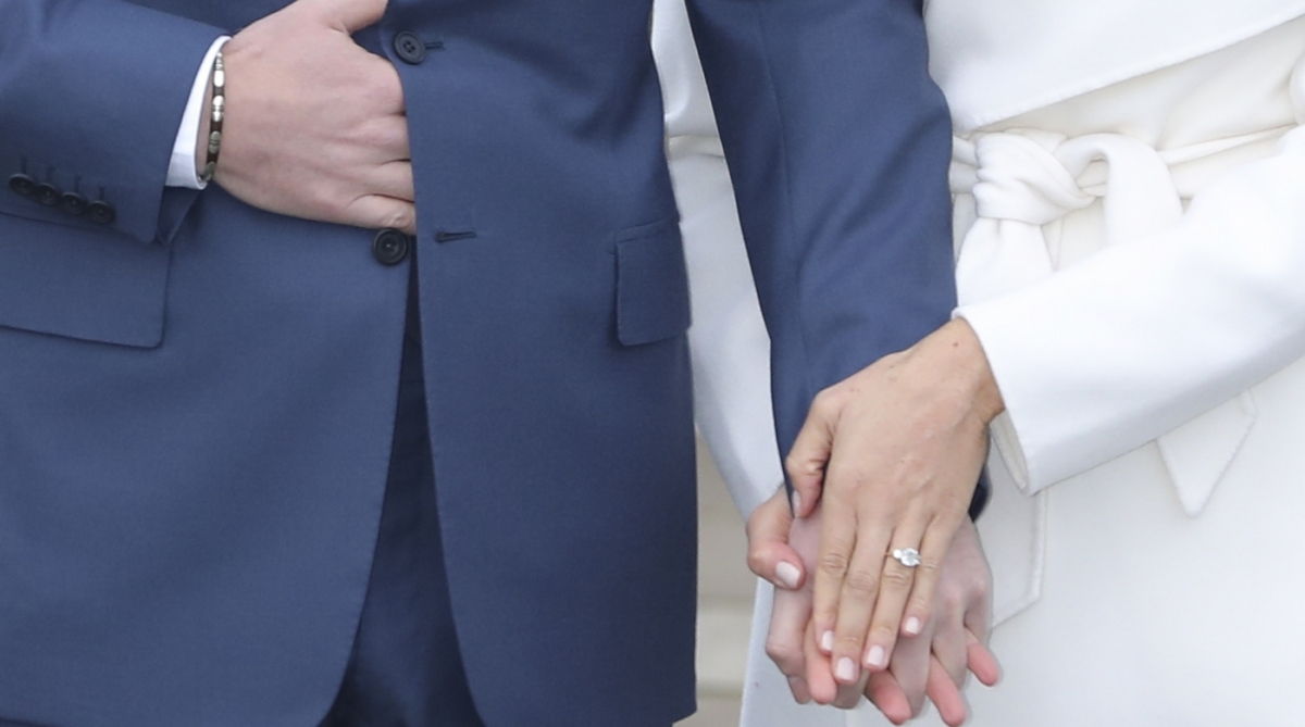 Britain's Prince Harry and his fianc&eacute;e US actress Meghan Markle leave after posing for photographs in the Sunken Garden at Kensington Palace in west London on November 27, 2017, following the announcement of their engagement.
Britain's Prince Harry will marry his US actress girlfriend Meghan Markle early next year after the couple became engaged earlier this month, Clarence House announced on Monday. / AFP PHOTO / Daniel LEAL-OLIVAS