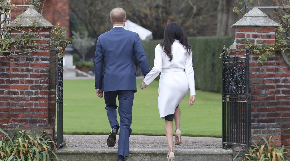 Britain's Prince Harry and his fianc&eacute;e US actress Meghan Markle leave after posing for photographs in the Sunken Garden at Kensington Palace in west London on November 27, 2017, following the announcement of their engagement.
Britain's Prince Harry will marry his US actress girlfriend Meghan Markle early next year after the couple became engaged earlier this month, Clarence House announced on Monday. / AFP PHOTO / Daniel LEAL-OLIVAS