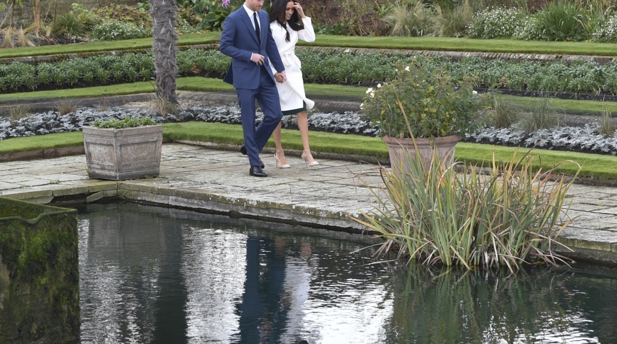 Britain's Prince Harry and his fianc&eacute;e US actress Meghan Markle leave after posing for photographs in the Sunken Garden at Kensington Palace in west London on November 27, 2017, following the announcement of their engagement.
Britain's Prince Harry will marry his US actress girlfriend Meghan Markle early next year after the couple became engaged earlier this month, Clarence House announced on Monday. / AFP PHOTO / Daniel LEAL-OLIVAS