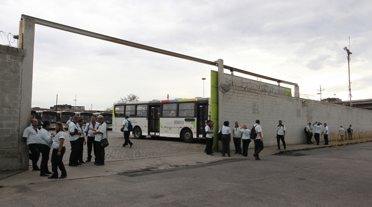 1-27-7--20 -Greve de Rodoviarios da Empresa Loudes , Penha. Foto - Ma&iacute;ra Coelho / Ag&ecirc;ncia O Dia. Cidade, Salario, 13 , Pagamento, Parcelado, Empresas, Onibus,