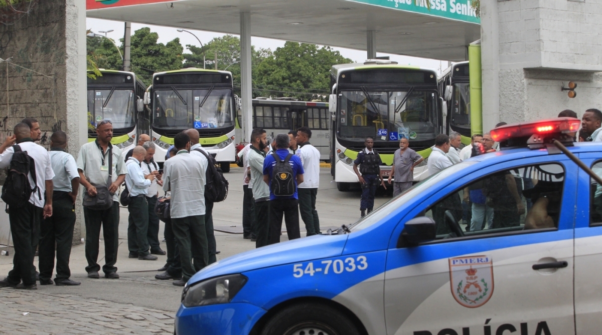 2017-11-27 -Greve de Rodoviarios da Empresa Loudes , Penha. Foto - Ma&iacute;ra Coelho / Ag&ecirc;ncia O Dia. Cidade, Salario, 13 , Pagamento, Parcelado, Empresas, Onibus,