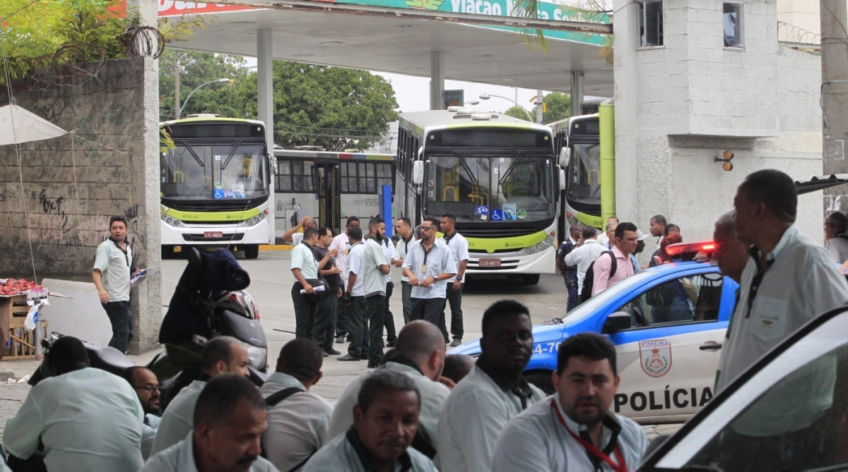 1-27-7--20 -Greve de Rodoviarios da Empresa Loudes , Penha. Foto - Ma&iacute;ra Coelho / Ag&ecirc;ncia O Dia. Cidade, Salario, 13 , Pagamento, Parcelado, Empresas, Onibus,