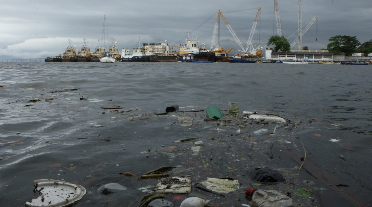 ESPECIAL - Poluição na Baia da Guanabara.Praia de São Bento, também conhecida como praia do Galeão.Na ilha do Governador.