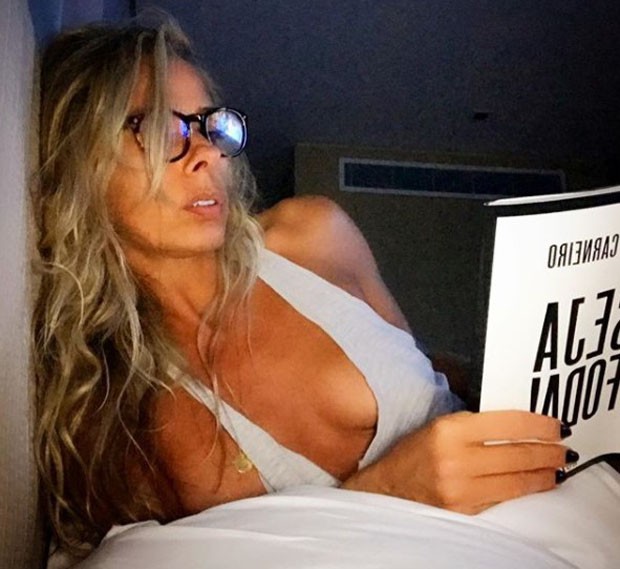 Adriane Galisteu exibe decote na Web