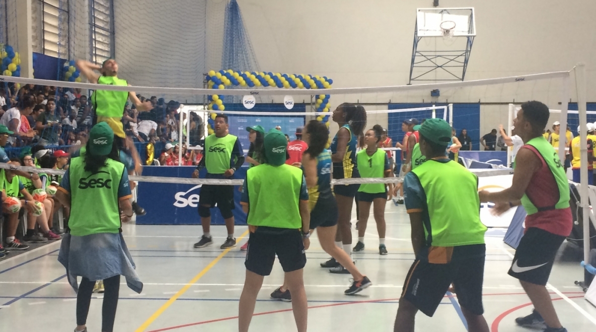 Campeões pela Seleção batem bola com jovens de 11 a 17 anos - Divulgação