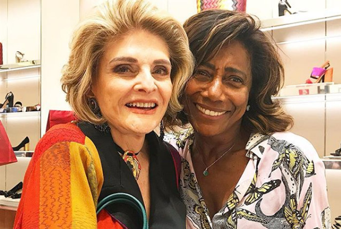 Glória Maria posa com a juíza Maria Vitória - Reprodução Internet