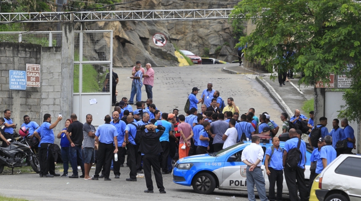 2-01-7--20 - Motoristas da empresa Aviação Estrela Azul fazem paralização, Sampaio. Foto - Maíra Coelho / Agência O Dia. Cidade, Ônibus, Greve, Salários, 13, Dinheiro, Crise,