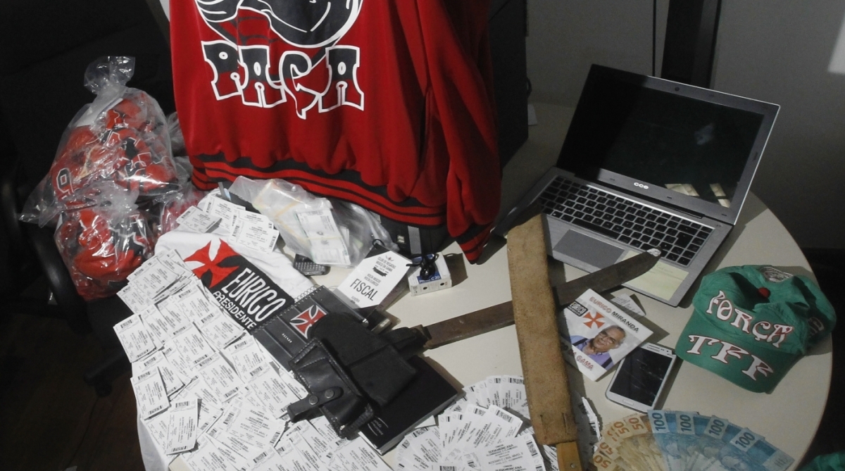 Opera&ccedil;&atilde;o para prender alguns chefes e menbros de torcidas organizadas o Delegado da desarme Andrer Leiras com facoes na m&atilde;o apreendido na sala  do vice .Presidente do Botafo no Engenh&atilde;o Material apreendido material apreendido  Severino Silva Agencia O Dia