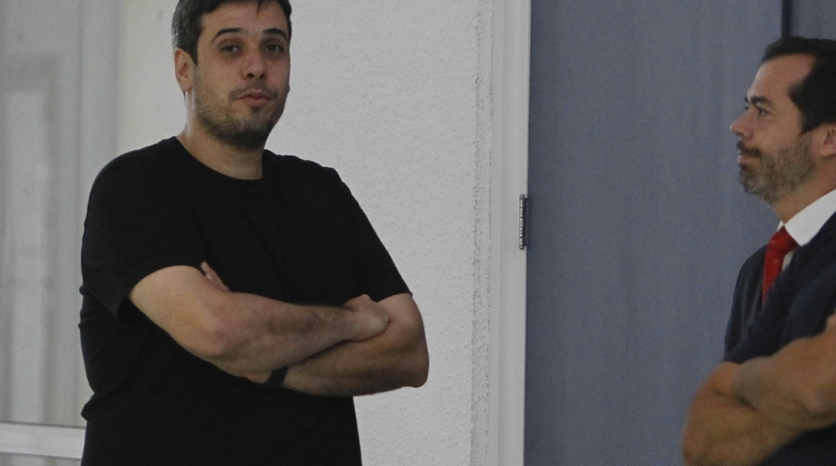 Operação para prender alguns chefes e menbros de torcidas organizadas o Delegado da desarme Andrer Leiras com facoes na mão apreendido na sala do vice .Presidente do Botafogo no Engenhão Material apreendido Braços cruzados filho do Eurico Miranda Severino Silva Agencia O Dia