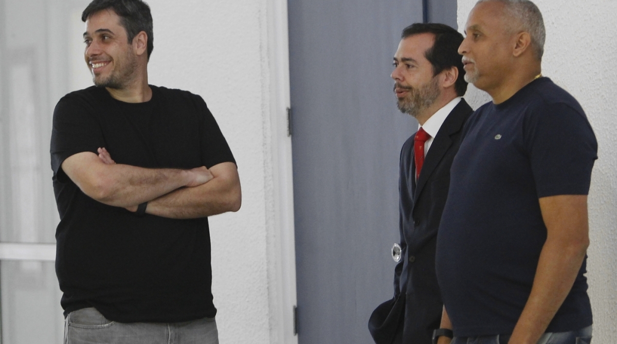 Opera&ccedil;&atilde;o para prender alguns chefes e menbros de torcidas organizadas o Delegado da desarme Andrer Leiras com facoes na m&atilde;o apreendido na sala  do vice .Presidente do Botafo no Engenh&atilde;o Material apreendido Eurico Brand&atilde;o Severino Silva Agencia O Dia