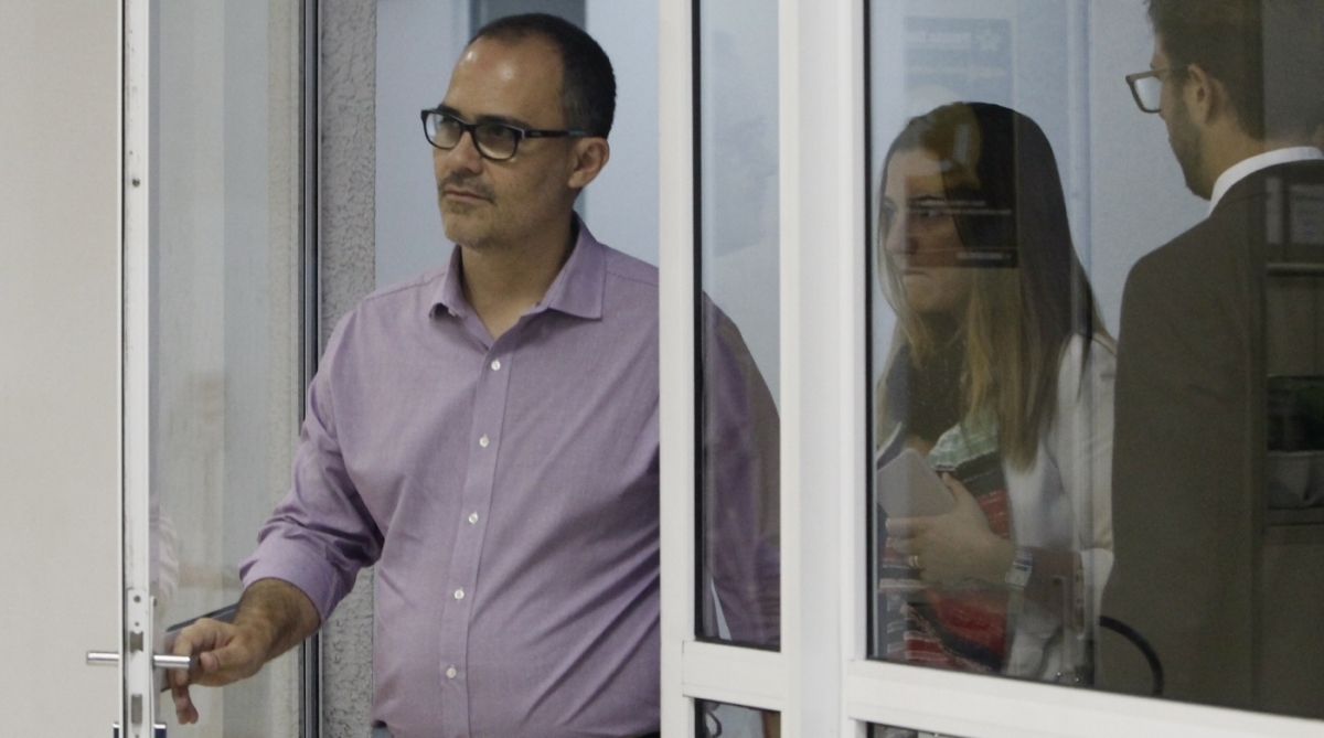 Opera&ccedil;&atilde;o para prender alguns chefes e menbros de torcidas organizadas o Delegado da desarme Andrer Leiras com facoes na m&atilde;o apreendido na sala  do vice .Presidente do Botafo no Engenh&atilde;o   Pedro Abade Presidente do  Fluminense Severino Silva Agencia O Dia