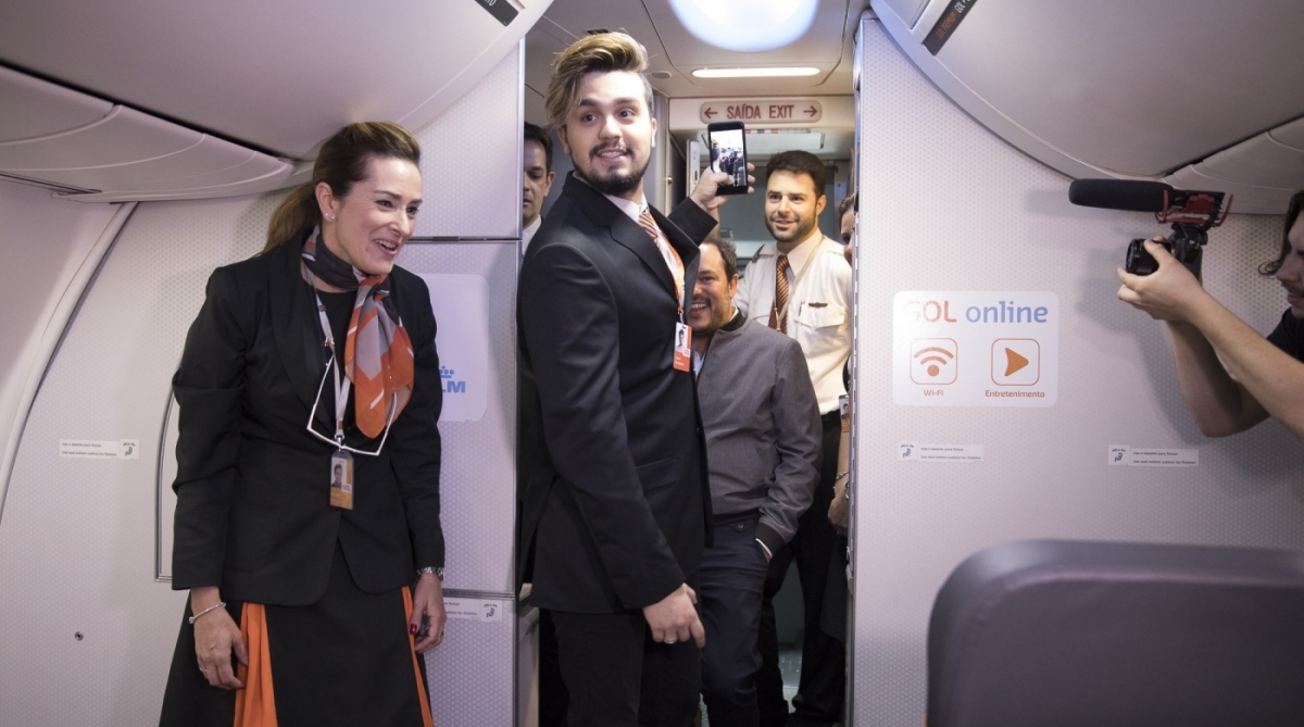GOL promove pocket show de Luan Santana a bordo do Boeing 737-800 para lançamento do novo hit 