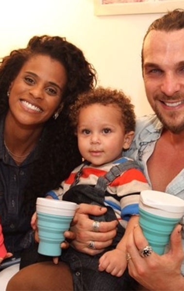 O ator Igor Rickli com  a mulher Aline e o filho