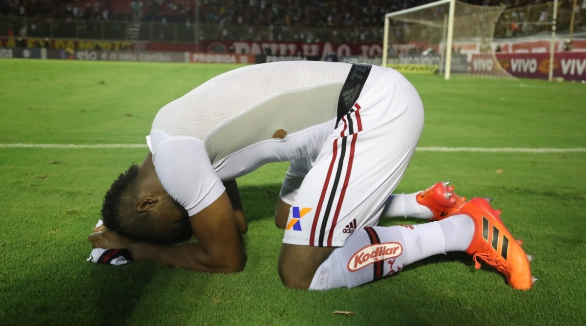 Autor do primeiro gol em Salvador, Vaz agradece a vitória no fim - FOTOS Gilvan de Souza / Flamengo
