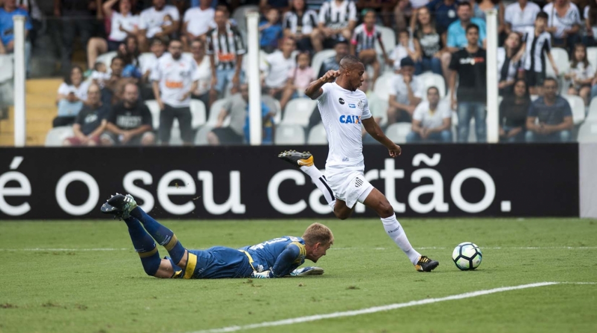 Copete chuta para marcar o gol do Santos, no empate com o Avaí - IVAN SARTORI / SANTOS FC