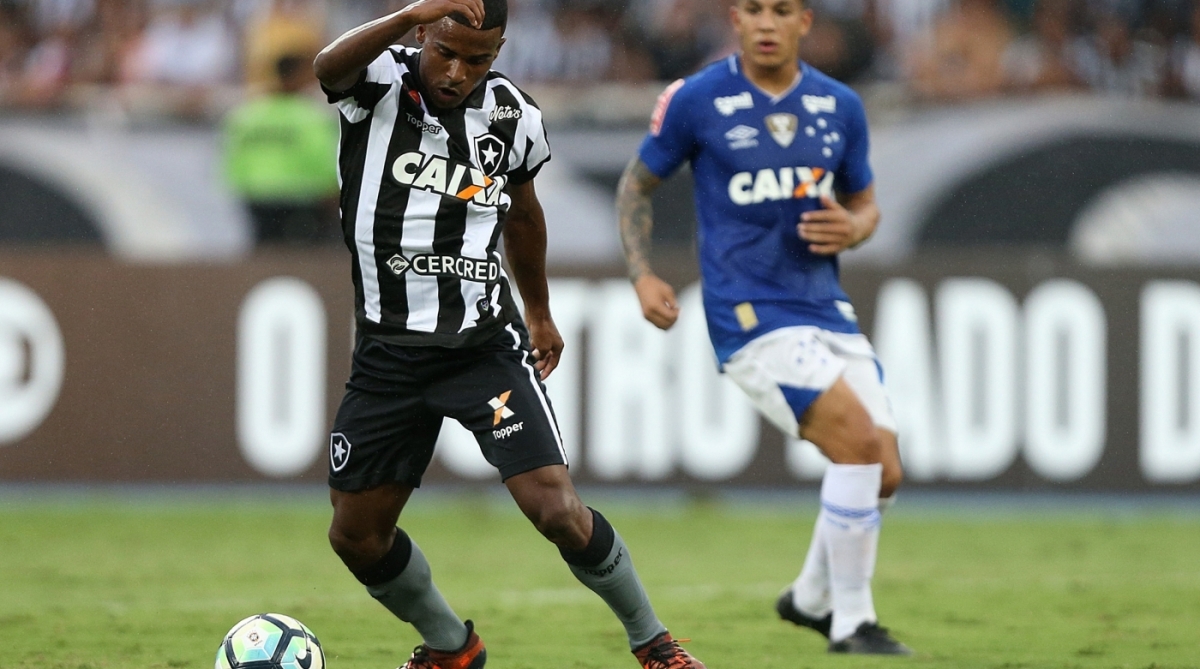 Ezequiel domina a bola no Nilton Santos: a promessa alvinegra entrou em campo no segundo tempo, fez gol, mas o empate não foi suficiente - Vitor Silva / SSPress / Botafogo