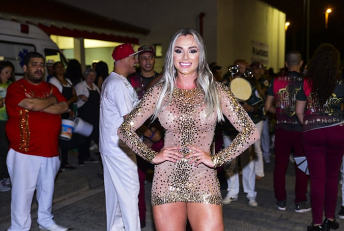 Juju Salimeni Mostra Samba No Pé No Lançamento De Cd Do Carnaval 2018 O Dia Na Folia O Dia 0001