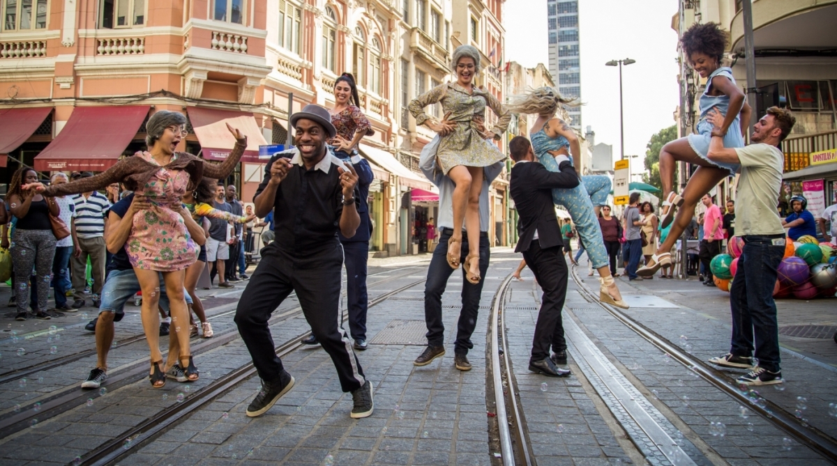 Lázaro Ramos grava na Saara, no Centro do Rio