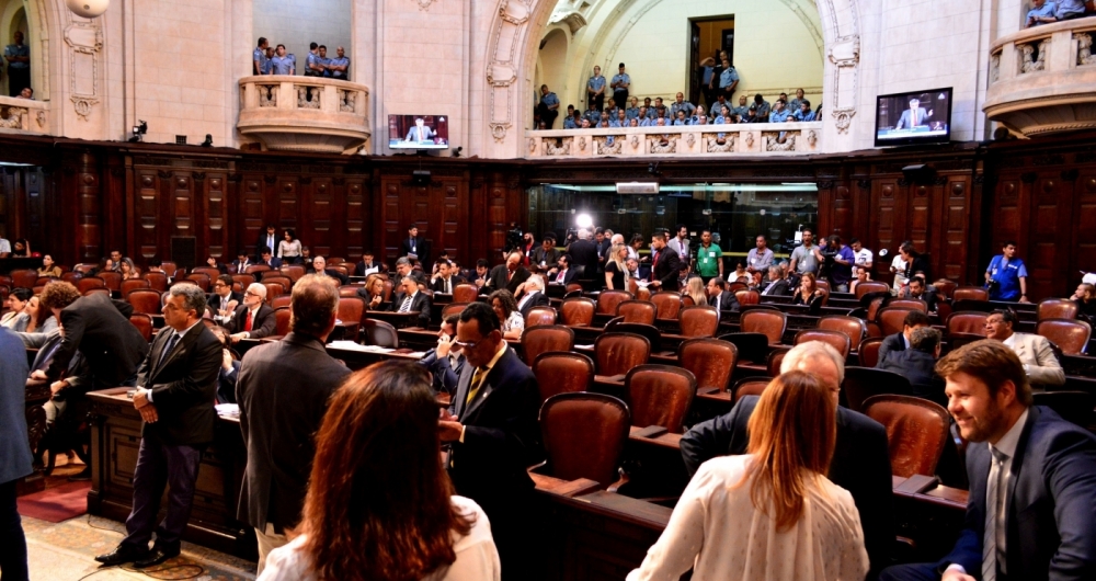 A constitucionalidade de uma lei aprovada em 2009 pela Assembleia Legislativa do Rio de Janeiro (Alerj), que regulamenta os pagamentos de benefícios aos magistrados do Estado do Rio, também deve ser analisada pelo plenário do Supremo Tribunal Federal