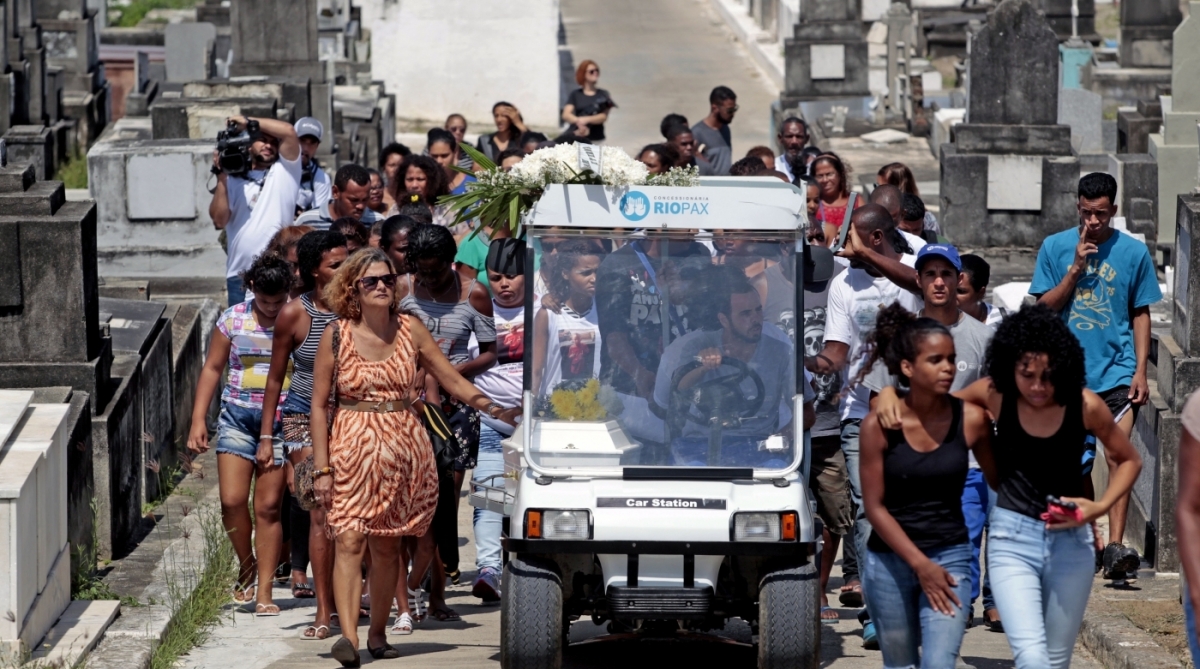 2017-12-05 - Enterro de Menino de 10 Anos - Na foto: Sepultamento do menino Eduardo Henrique de Oliveira, morto por tiros no Juramento no sabado - Foto: Luiz Ackermann / Agencia O Dia