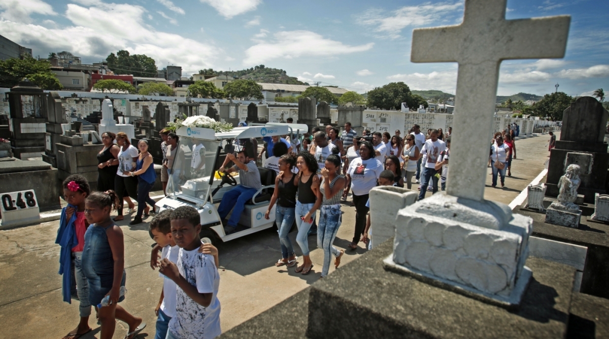 2017-12-05 - Enterro de Menino de 10 Anos - Na foto: Sepultamento do menino Eduardo Henrique de Oliveira, morto por tiros no Juramento no sabado, sentada ao lado do caixao - Foto: Luiz Ackermann / Agencia O Dia