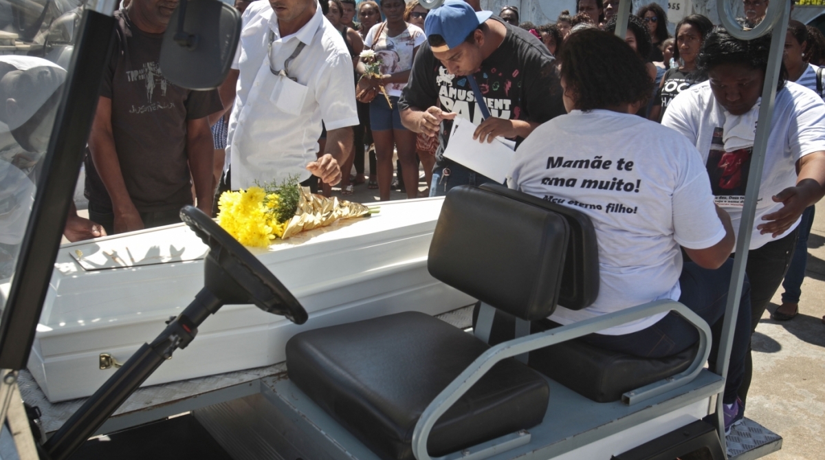 2017-12-05 - Enterro de Menino de 10 Anos - Na foto: Sepultamento do menino Eduardo Henrique de Oliveira, morto por tiros no Juramento no sabado, Ana Paula Carvalho de Oliveira, mae sentada no carrinho, olha para o caixao do filho - Foto: Luiz Ackermann / Agencia O Dia