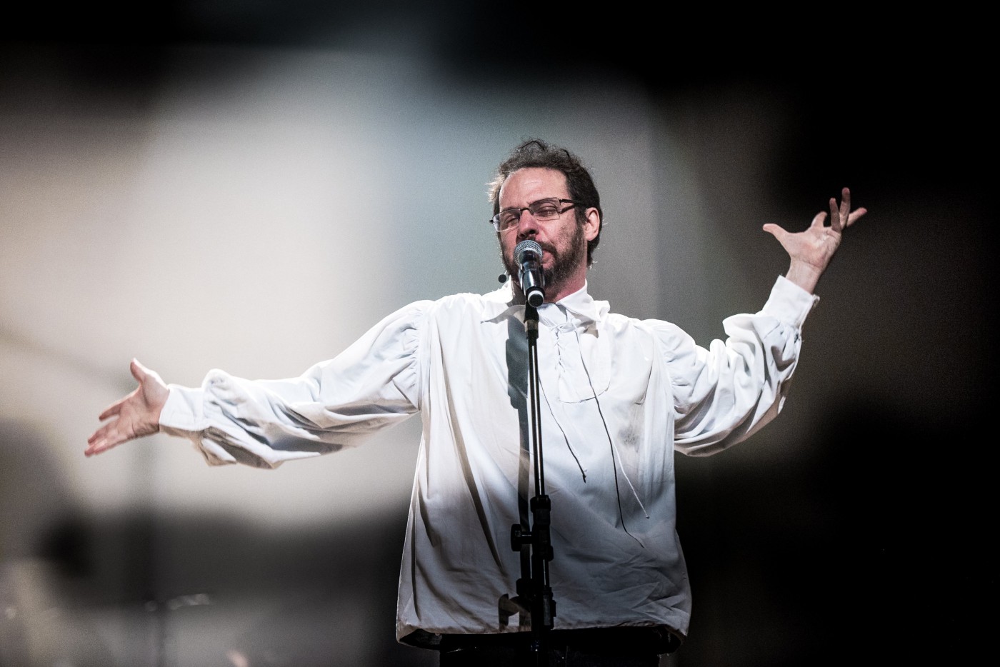 No palco, Bruce Gomlevsky canta sucessos da carreira de Renato Russo - Divulgação