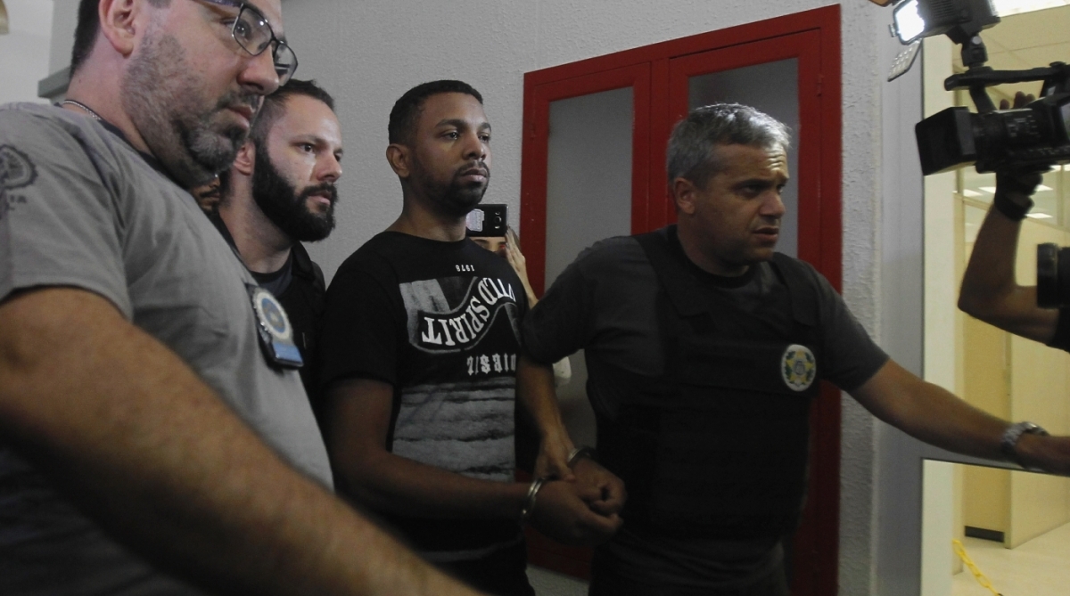 Encontrado na Favela do Arará, em Benfica, Rogério 157 (algemado) teria tentado subornar policiais para não ser preso - Severino Silva