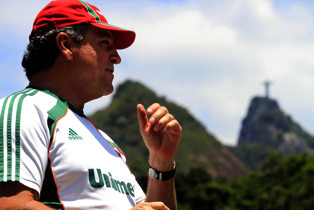 Abel se prepara pra comandar treino nas Laranjeiras.