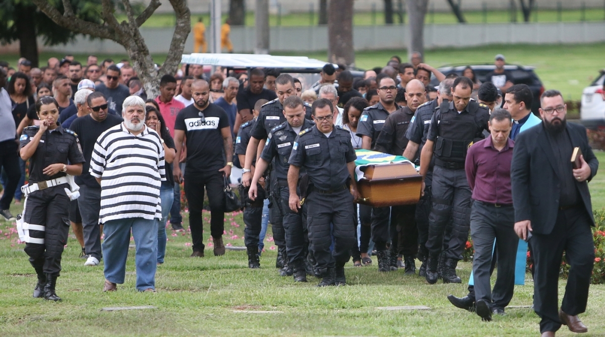 Enterro, no cemit&eacute;rio Jardim Sulacap, do cabo da PM Eduardo Deniz de Souza, 40 anos, que foi morto na noite do dia 07/12/2017 em Benfica, Zona Norte do Rio. Eduardo &eacute; o 125&ordm; policial militar assassinado este ano. Foto: Daniel Castelo Branco / Ag&ecirc;ncia O Dia