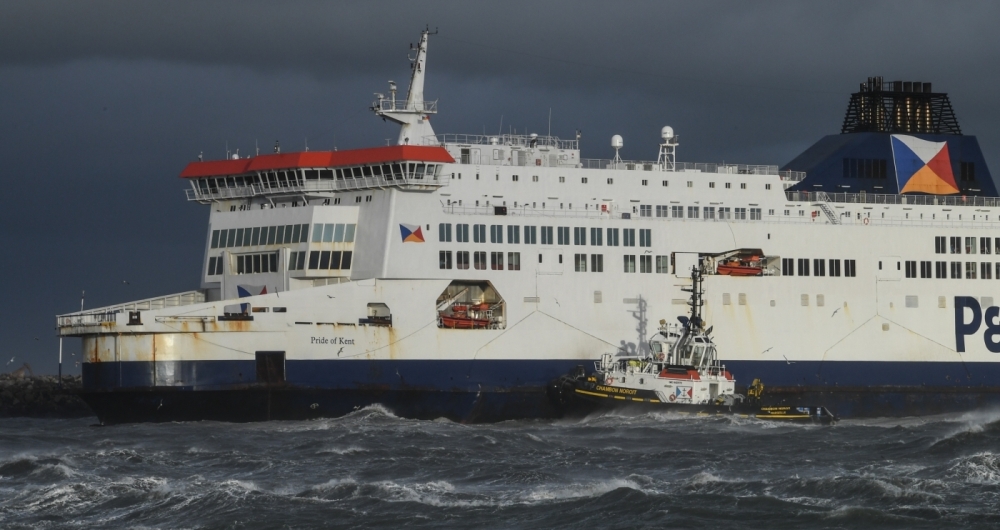 Um rebocador tenta desencalhar um ferry da linha Dover-Calais que, por causa do mau tempo, parou lotado em �guas rasas no porto ingl�s