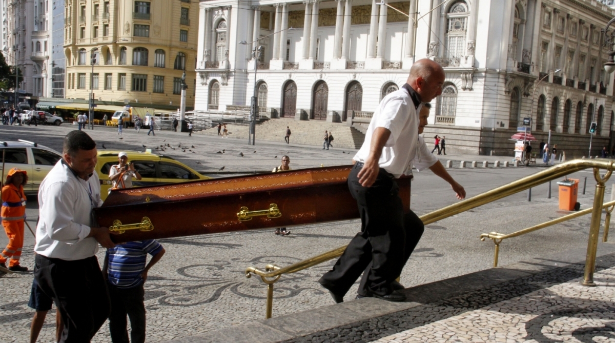 11/12/2017 - AG&Ecirc;NCIA DE NOT&icirc;CIA - PARCEIRO - Corpo da atriz Eva Todor chega ao Theatro Municipal, no Centro do Rio, onde ser&aacute; velado