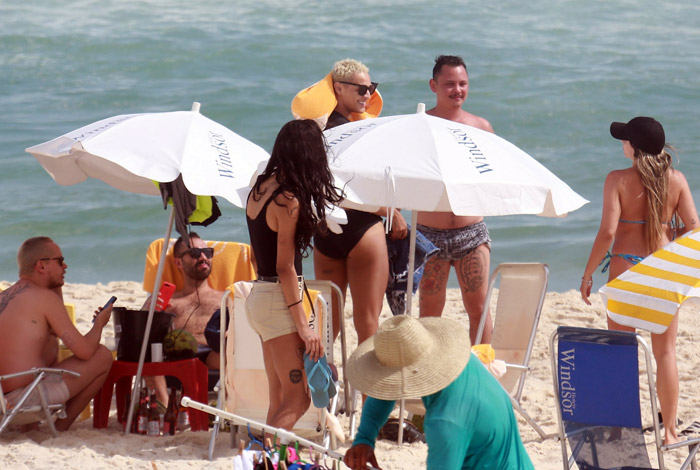 Pabllo Vittar curte dia de praia