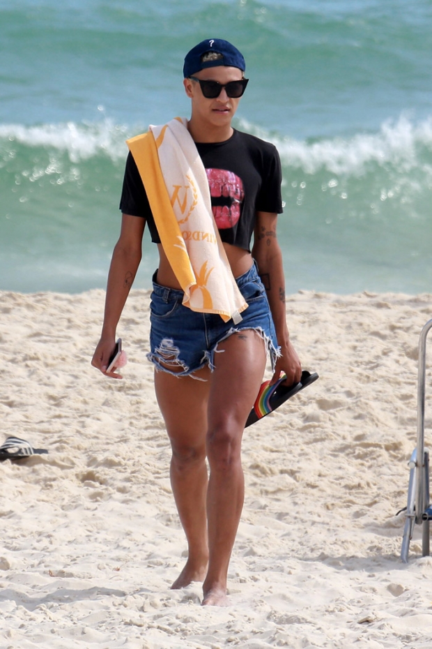 Pabllo Vittar curte dia de praia